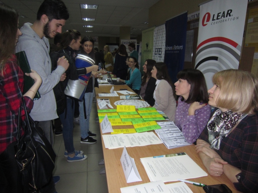 TÃ®rgul locurilor de muncÄƒ desfÄƒÅŸurat Ã®n cadrul UniversitÄƒÅ£ii de Stat din Moldova